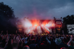 Bosse Buntes Treiben beim Elbenwald Festival: Eine begeisterte Menge tanzt vor der Bühne, während bunte Lichter und Nebel die Atmosphäre eines einzigartigen Musik- und Nerd-Events schaffen. Ein unvergessliches Erlebnis für Fans von Musik und Popkultur.