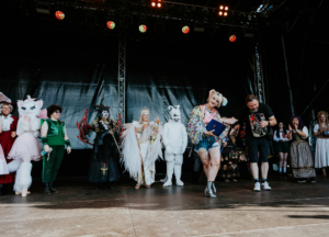 Cosplay Contest Bunt kostümierte Teilnehmer auf der Bühne des Elbenwald Festivals präsentieren ihre kreativen Outfits. Die lebendige Atmosphäre und die Vielfalt der Charaktere schaffen eine einzigartige Verbindung zwischen Musik und Popkultur.