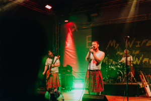 My Wife and the Microwave Auf der Bühne des Elbenwald Festivals performt die Band "My Wife and the Tartan Army" mit energiegeladenem Auftritt. Die Musiker tragen schottische Kilts und begeistern das Publikum mit ihrer einzigartigen Mischung aus Musik und Nerd-Kultur.