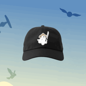 Ghost Basecap - Elbenwald Festival Schwarze Cap mit einem niedlichen Geist-Design, der ein Schwert hält und einen traditionellen Hut trägt, vor einem blauen Himmel. Ideal für Fans und Besucher des Elbenwald Festivals, die ihren nerdigen Stil unterstreichen möchten.
