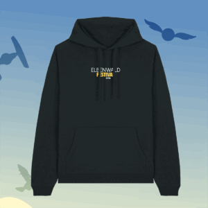 Line-Up Hoodie - Elbenwald Festival 2026 Schwarzer Hoodie des Elbenwald Festivals 2026 mit Logo auf der Vorderseite, umgeben von einem hellblauen Hintergrund. Ideal für Fans von Musik und Nerd-Kultur, perfekt für den Festivalbesuch oder als stylisches Freizeitkleidungsstück.