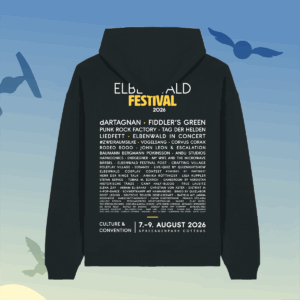 Line-Up Hoodie - Elbenwald Festival 2026 Schwarzer Hoodie mit dem Aufdruck des Elbenwald Festivals 2026, der Künstler und Veranstaltungen auflistet. Das Design beinhaltet Bands, Cosplay-Wettbewerbe und verschiedene Aktivitäten, die vom 7. bis 9. August 2026 im Spreeauenpark Cottbus stattfinden.