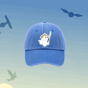 Ghost Basecap - Elbenwald Festival Blaues Cap mit einem niedlichen Geist-Design, der ein Schwert hält und einen traditionellen Hut trägt. Perfekt für Fans des Elbenwald Festivals, das Musik und Nerdkultur vereint. Ideal als stylisches Accessoire für Festivalbesucher.