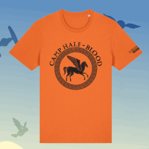 Camp Half-Blood T-Shirt - Elbenwald Festival Orange T-Shirt mit dem Aufdruck "Camp Half-Blood" und einem Pegasus-Design, ideal für Fans von Mythologie und Fantasy, präsentiert auf dem Elbenwald Festival. Perfekt für die Kombination aus Musik und nerdiger Kultur.